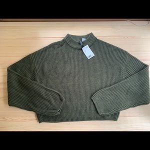 H&M Cropped army green sweater